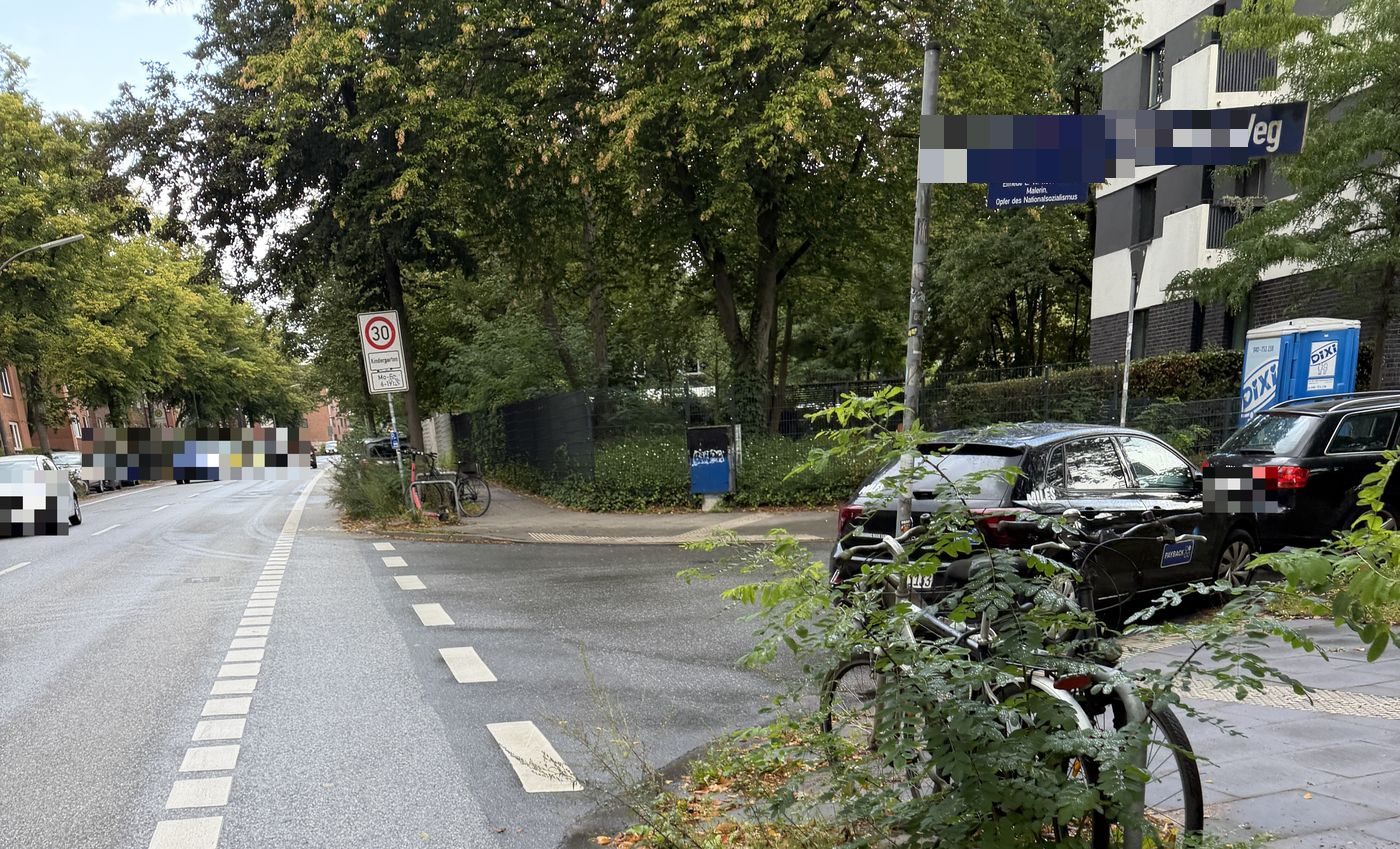 Auto quer über Gehweg und abgesenkter Querungsstelle