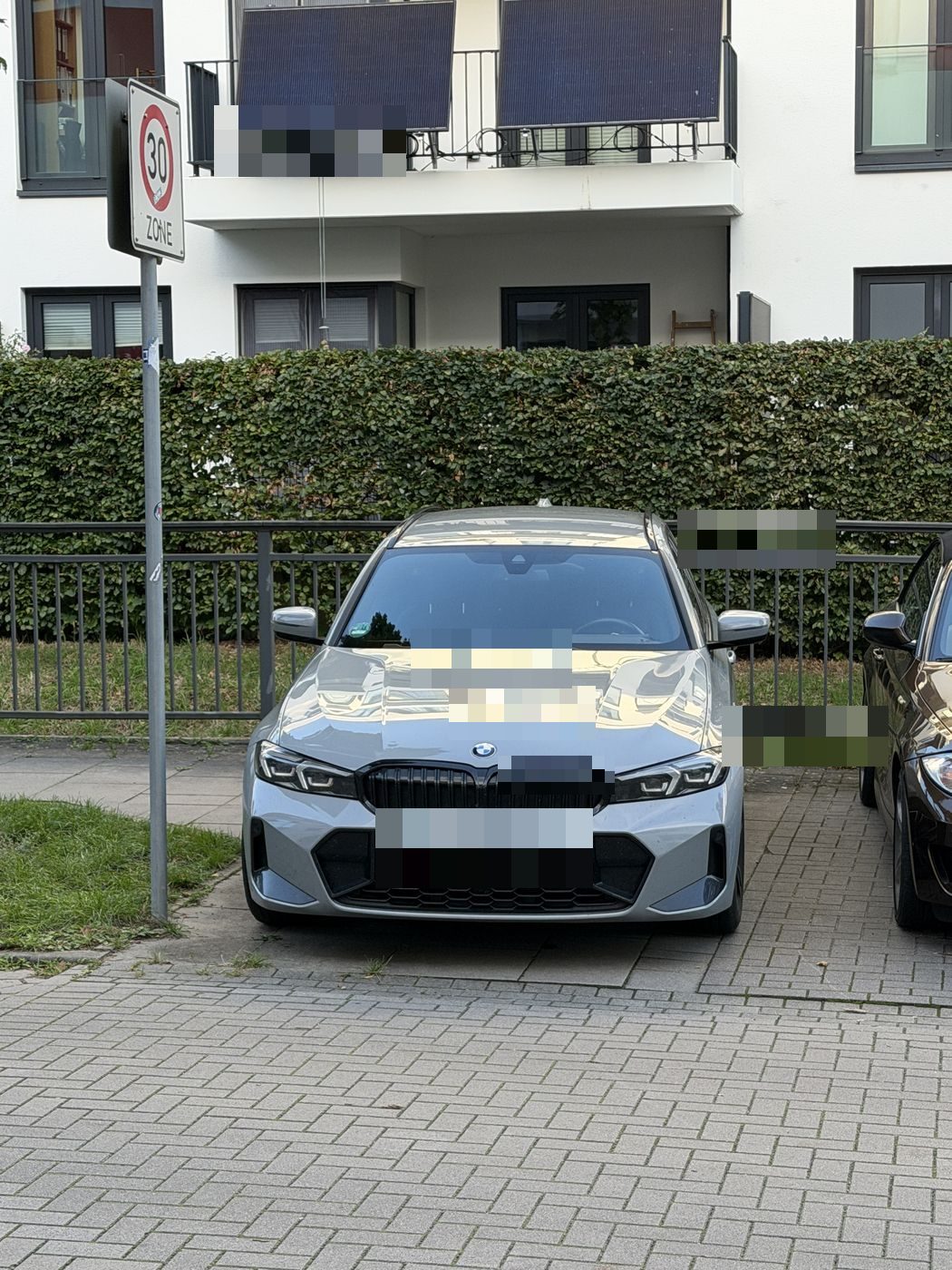 Auto vollständig auf dem gepflasterten Fußweg
