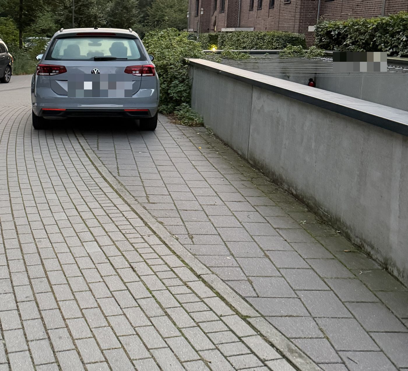 Kombi auf der Fußgängerfläche neben dem Wasserbecken