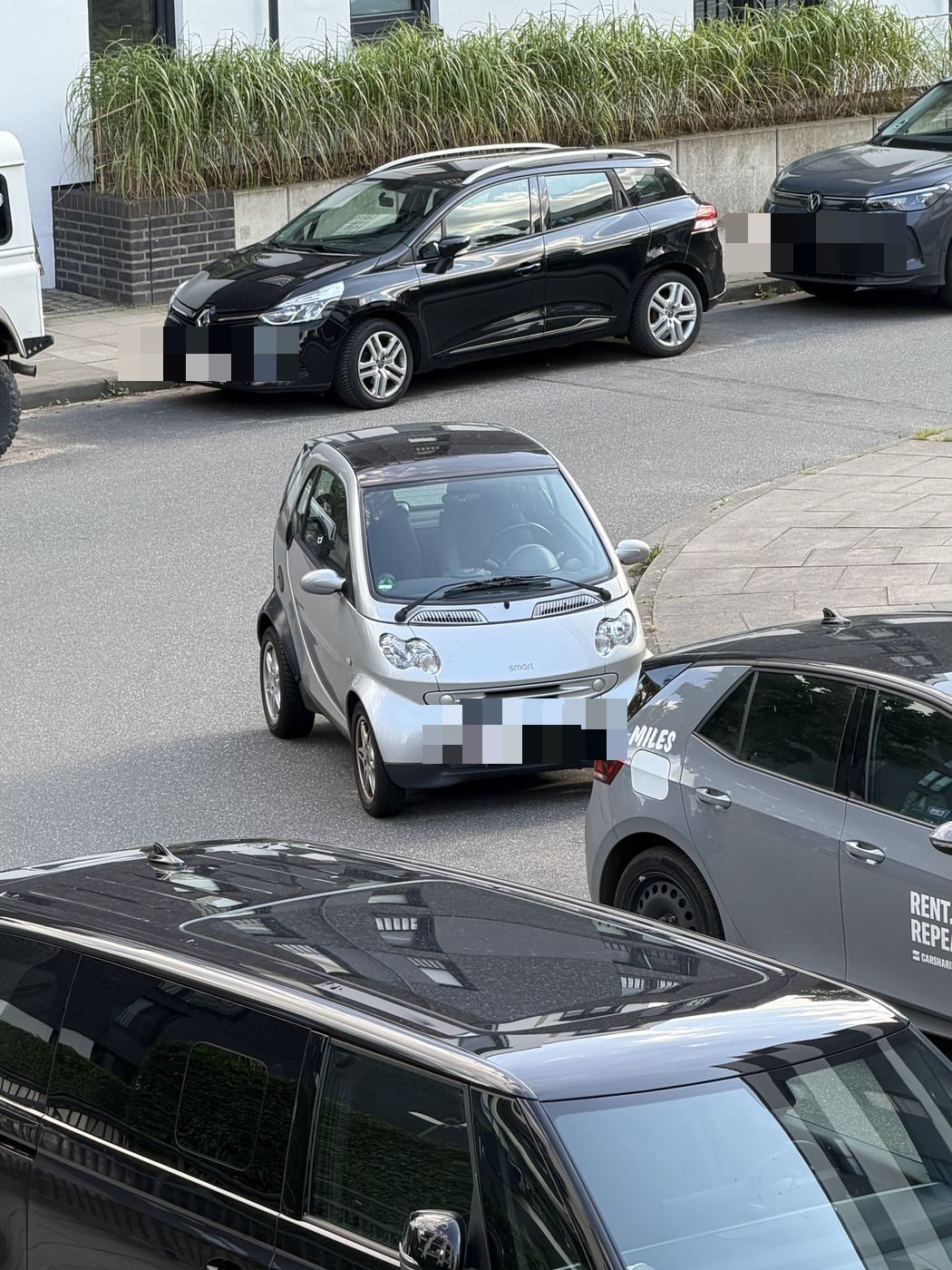 Kleinwagen in der Eckrundung der Einmündung